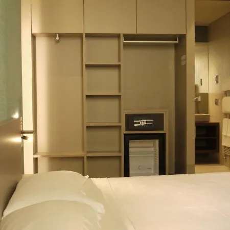 Rb Del Teatro&apartaments 4* אימולה