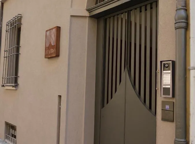 Rb Del Teatro&apartaments אימולה